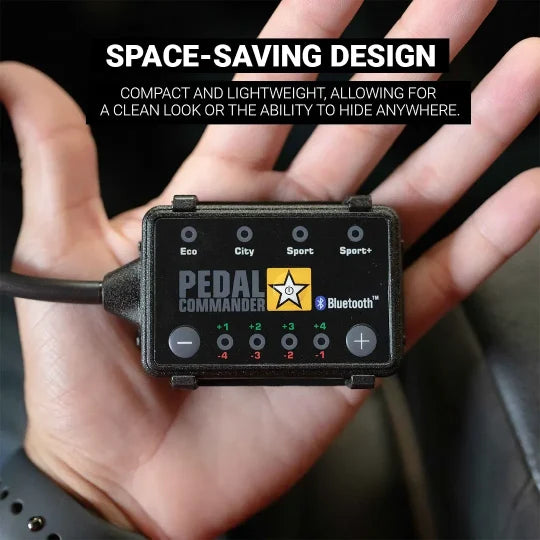 手中的 Pedal Commander®
